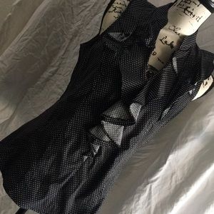 Sleeveless, ruffled top